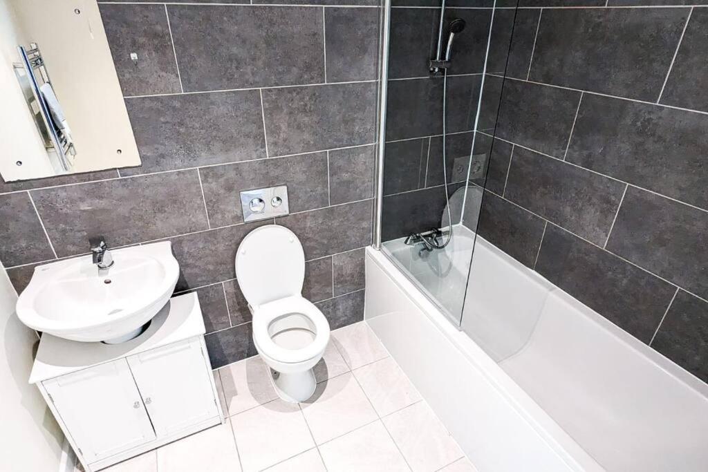 1 Bedroom City Centre Apartment Бирмингам Екстериор снимка